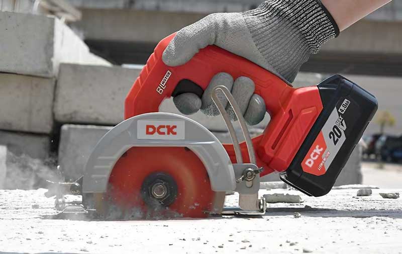 Máy cắt gạch dùng pin Li-ion 20V DCK KDZE125